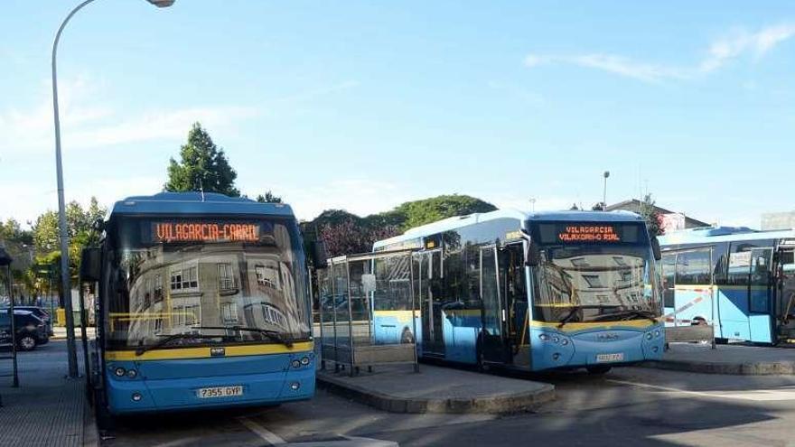 Autobuses de la empresa Pereira en una parada. // Noé Parga