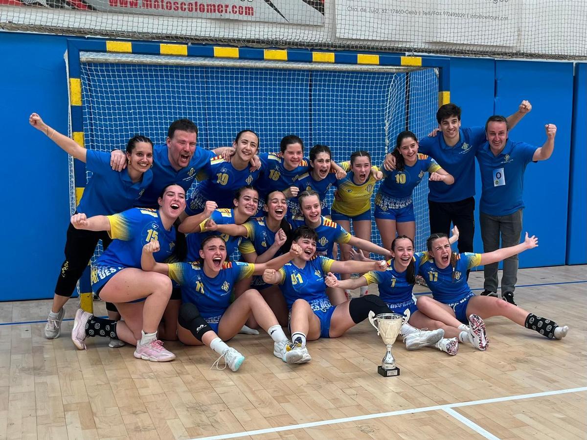 L'equip infantil femení del Sarrià celebra amb el trofeu del Top 6 de Catalunya.