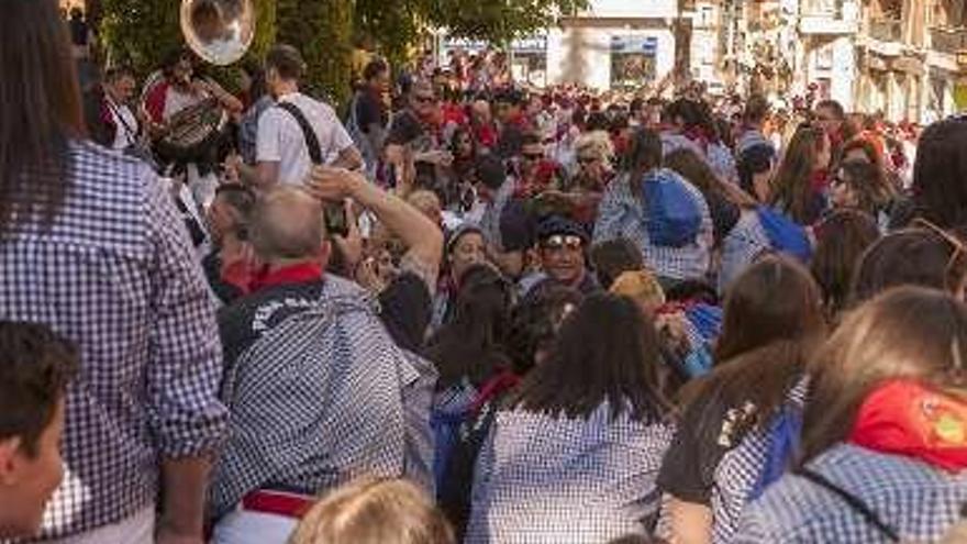 La peña Garrafón haciendo agachadillas .