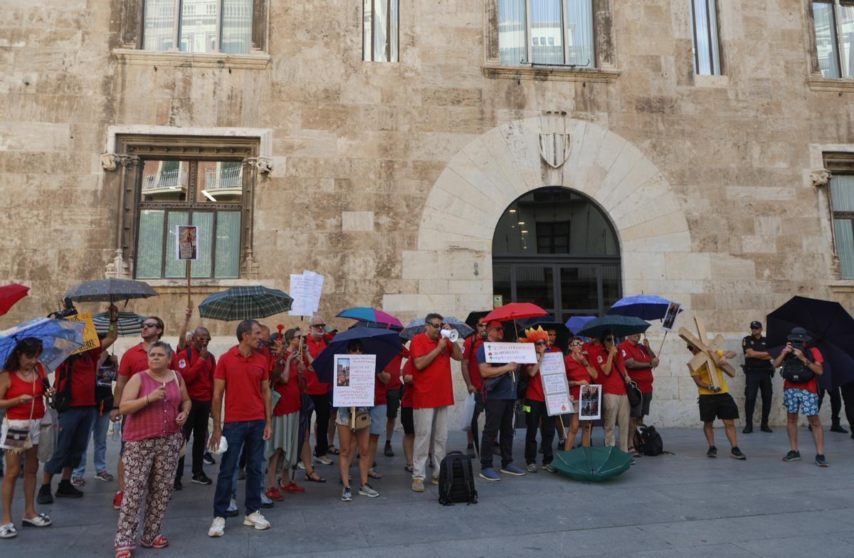 Protesta del personal de prevención de incendios de STAS-Intersindical frente al palau de la Generalitat el 14 de agosto