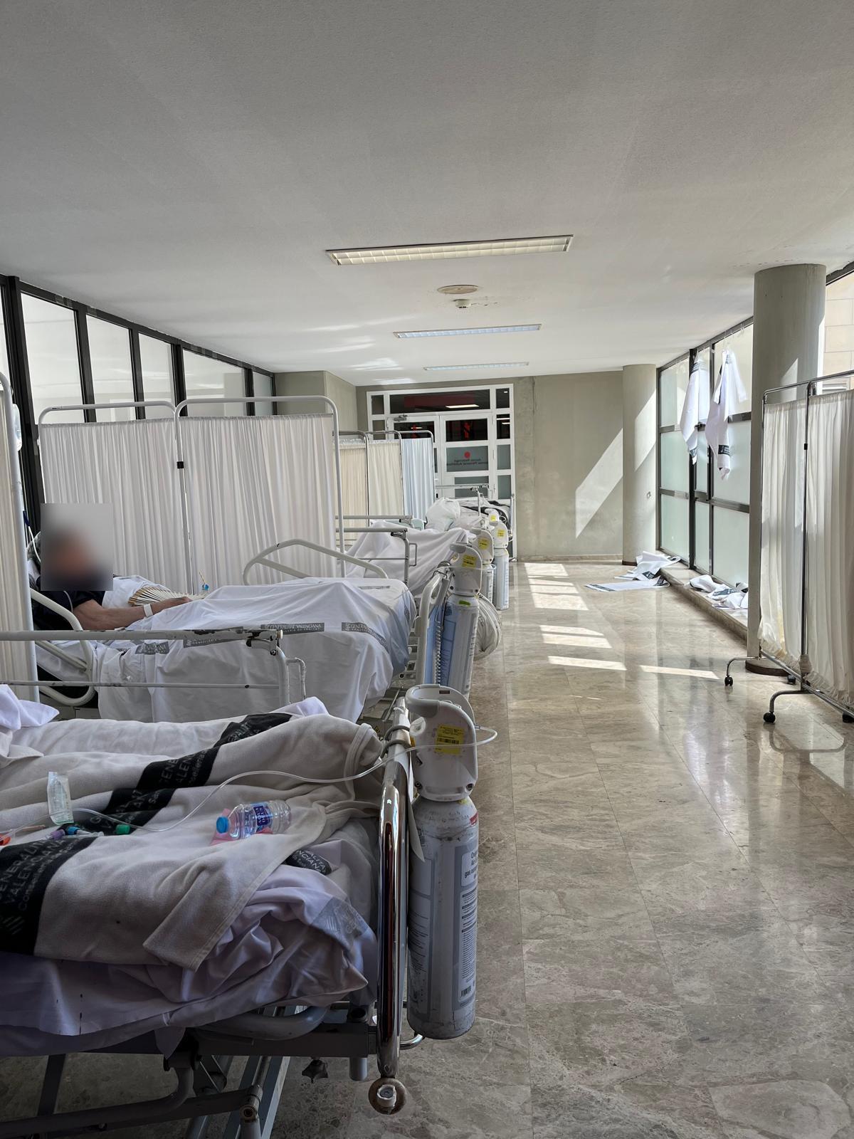 Pacientes a la espera de cama en zonas de acceso del Hospital de la Ribera.