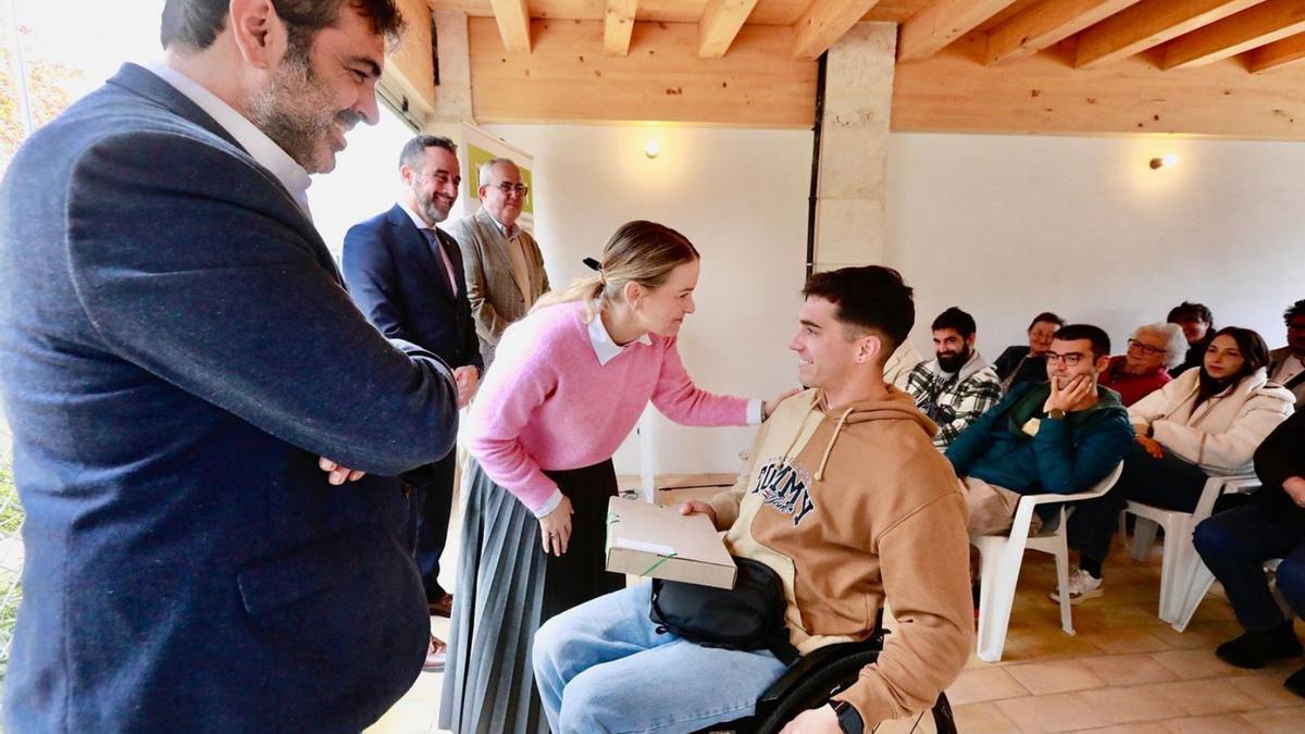 Prohens, hace unos meses entregando las llaves de una vivienda pública en Esporles.