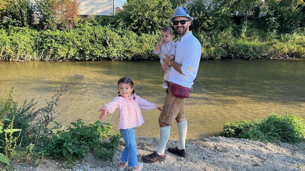 Siñeriz, con el traje regional bávaro y sus dos hijas, Lola y Gloria