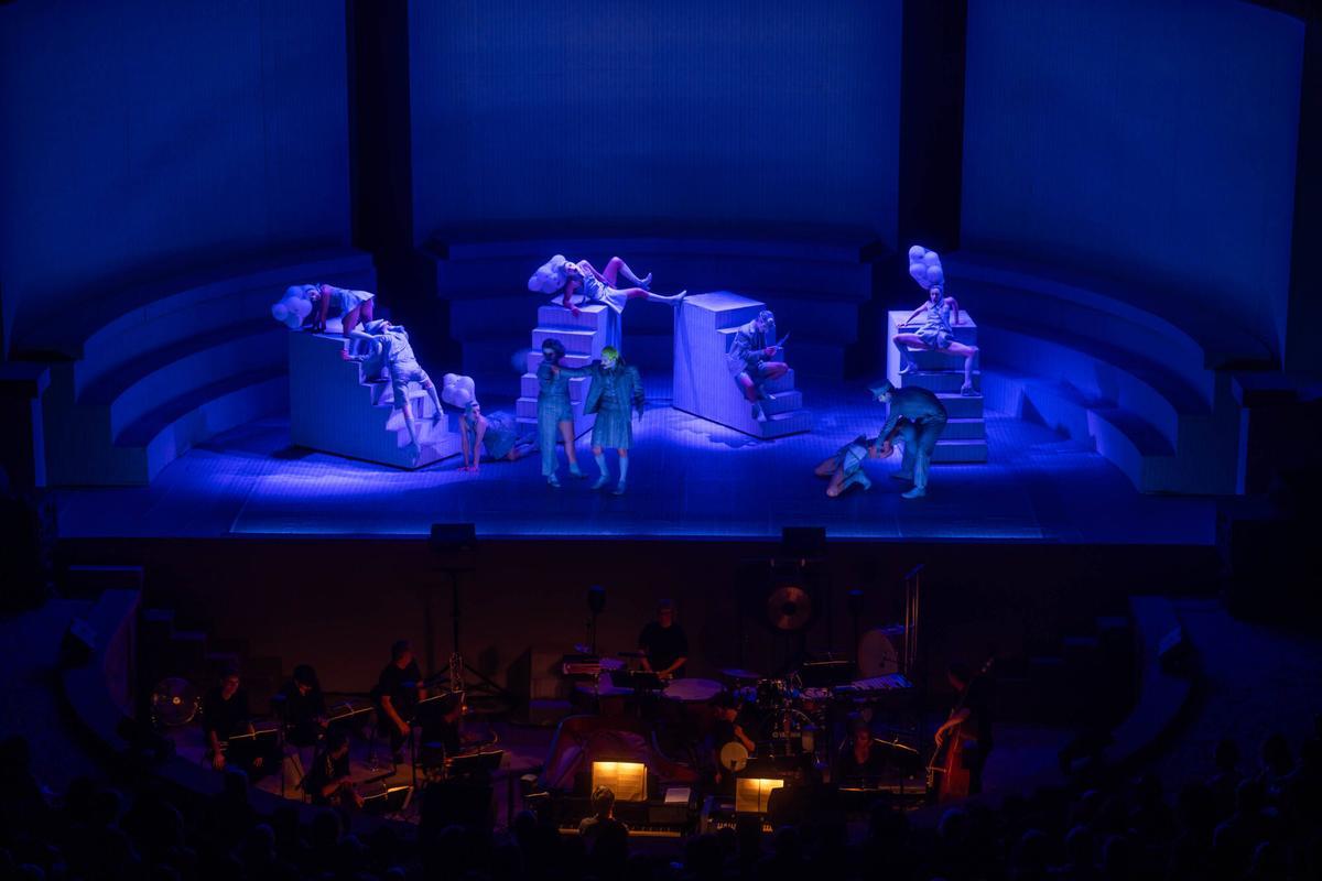 Momento de la obra 'L'òpera dels tres rals' en la inauguración del Festival Grec, este 29 de junio.