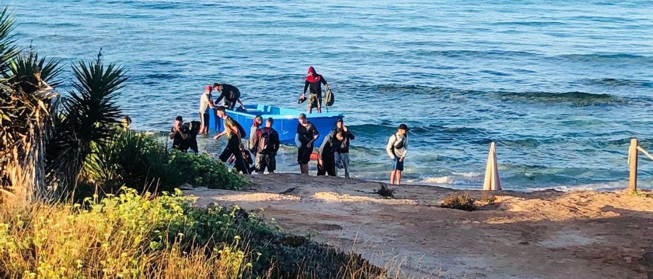 Momento en el que desembarcan los 21 migrantes en la playa de es Copinar.