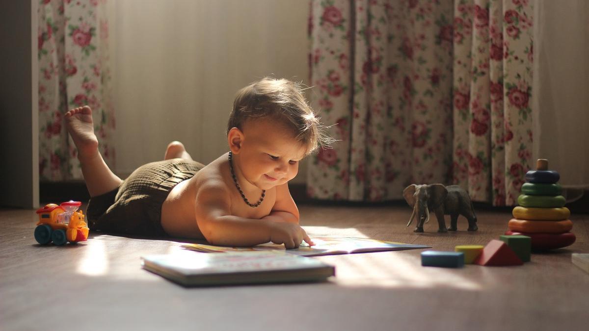 Un pequeño juega en el salón de su casa
