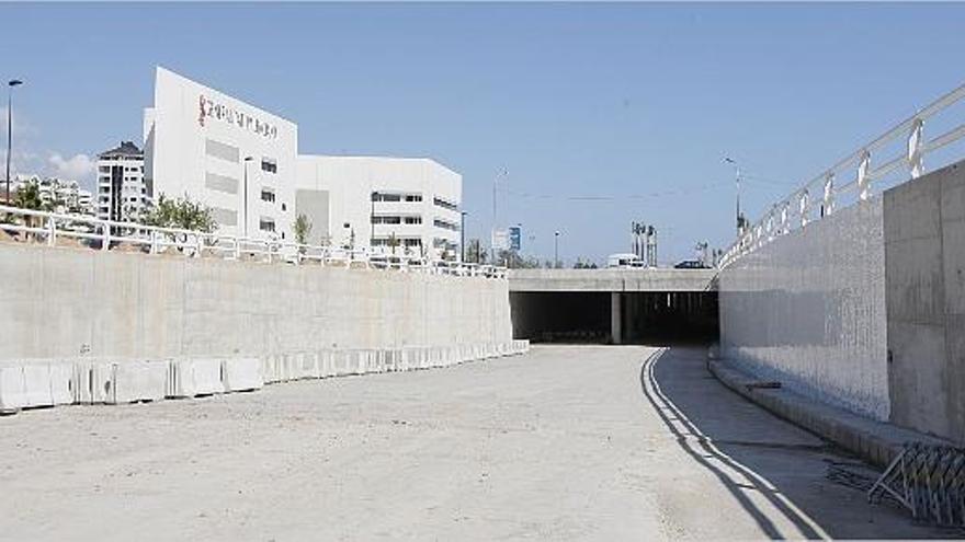 Una torre mirador y &quot;trencadís&quot; en el túnel