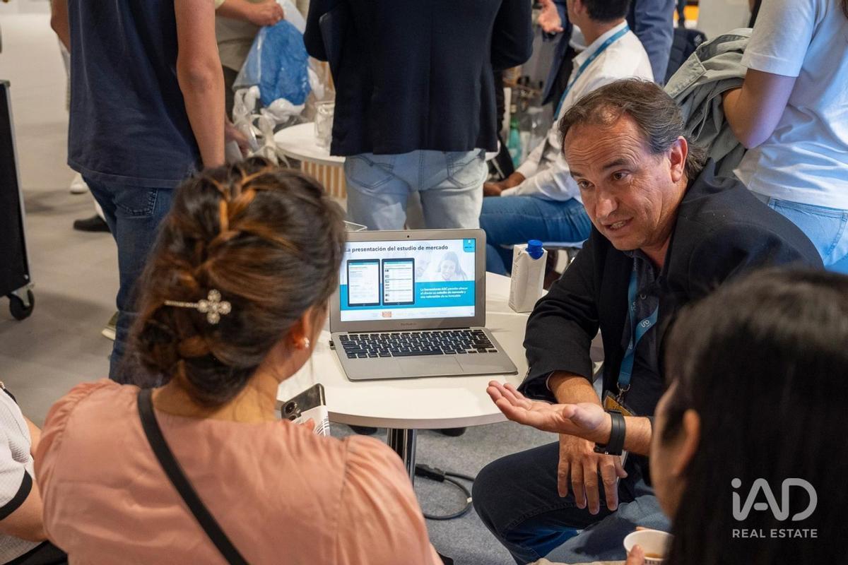 Marco Belda con clientes en el Salón Inmobiliario SIMA de Madrid / iad