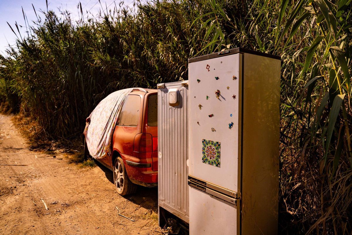 En la parte más histórica de la zona de barracas que sufrió el incendio, se observan el 1 de julio de 2025 los restos de electrodomésticos y coches abandonados, marcando el paisaje un día después del siniestro.