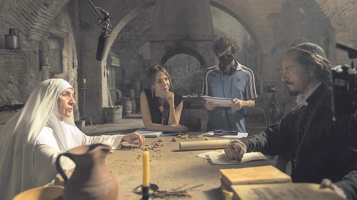 Blanca Portillo, Paula Ortiz y Asier Etxeandia, en el rodaje de la nueva película de la directora zaragozana, que se ha grabado entre Cataluña y Aragón.