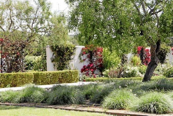 Gartenarchitektin Andi Lechte zeigt einer Reisegruppe ein Anwesen bei Santanyí. Der Entwurf stammt aus ihrer Feder.