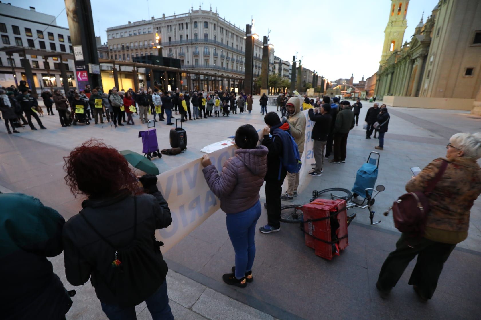 Protesta en la plaza del Pilar contra el desalojo del CSC Luis Buñuel