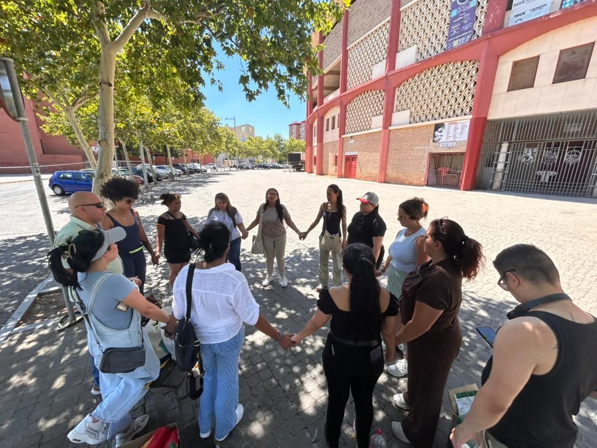 El grupo de voluntarios venezolanos en oración por las víctimas del terromoto y agradecimiento a la población de Córdoba por su apoyo