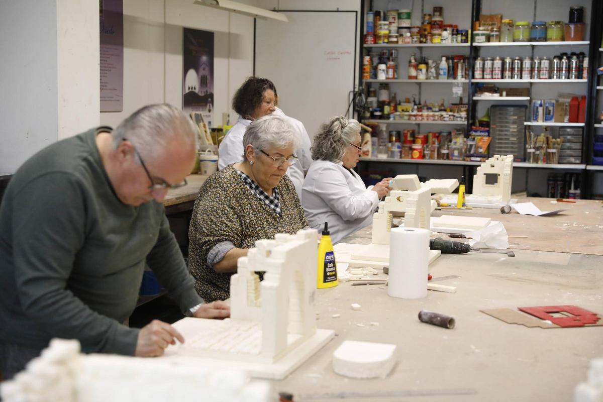 Varios de los inscritos en el taller, durante la labor.