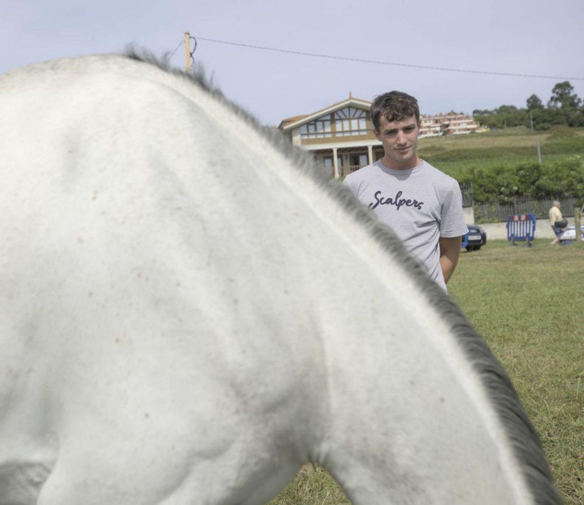 El joven Giacomo, antes de competir, pasea al caballo «Destiny IPO».Paula Urquiza cepilla a «Rabino», el caballo de su padre, en los boxes.Sofía Fernández mira el mar junto a su yegua «Banille».
