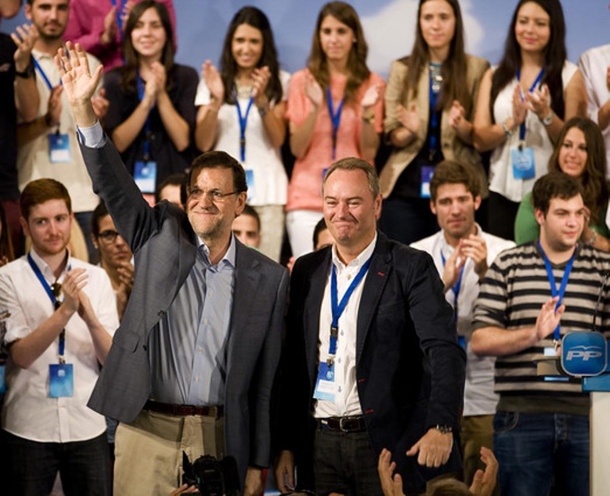 Mariano Rajoy i Alberto Fabra, en la clausura de la convenció del PP celebrada a Peníscola, aquest dissabte. Mariano Rajoy i Alberto Fabra, en la clausura de la convenció del PP celebrada a Peníscola, aquest dissabte.