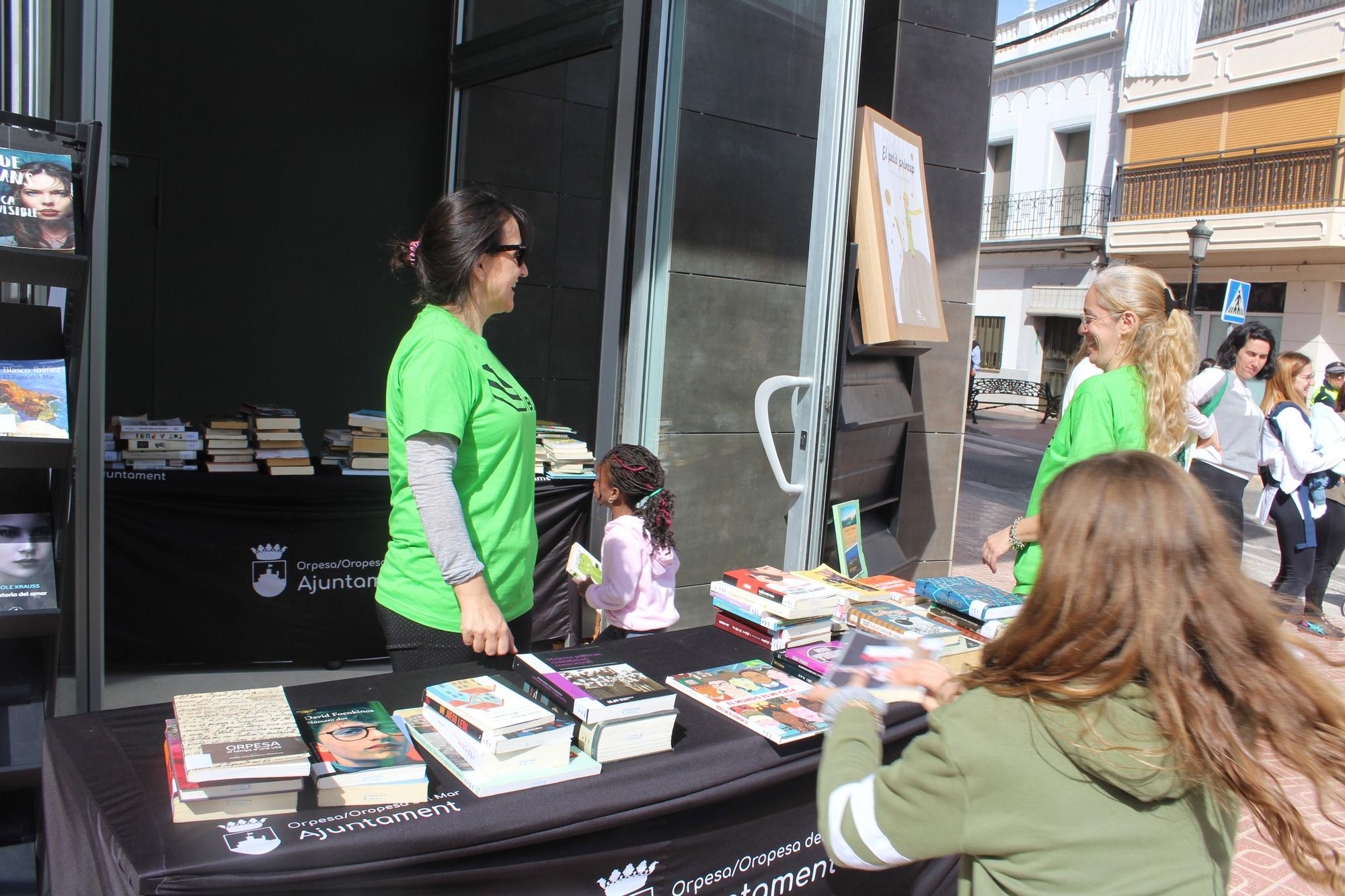 Cadena humana en Orpesa para trasladar libros a la nueva biblioteca