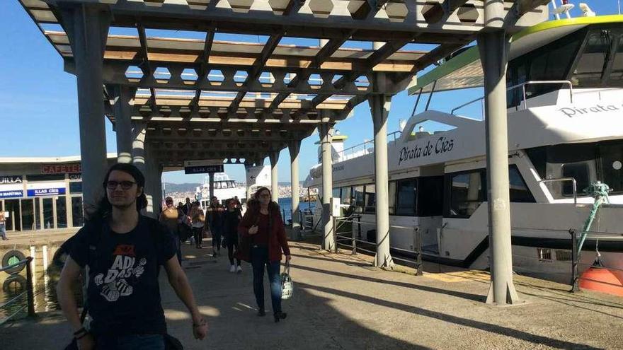 Usuarios del barco pasando ayer por la pasarela casi sin planchas en su cubierta. // Santos Á.