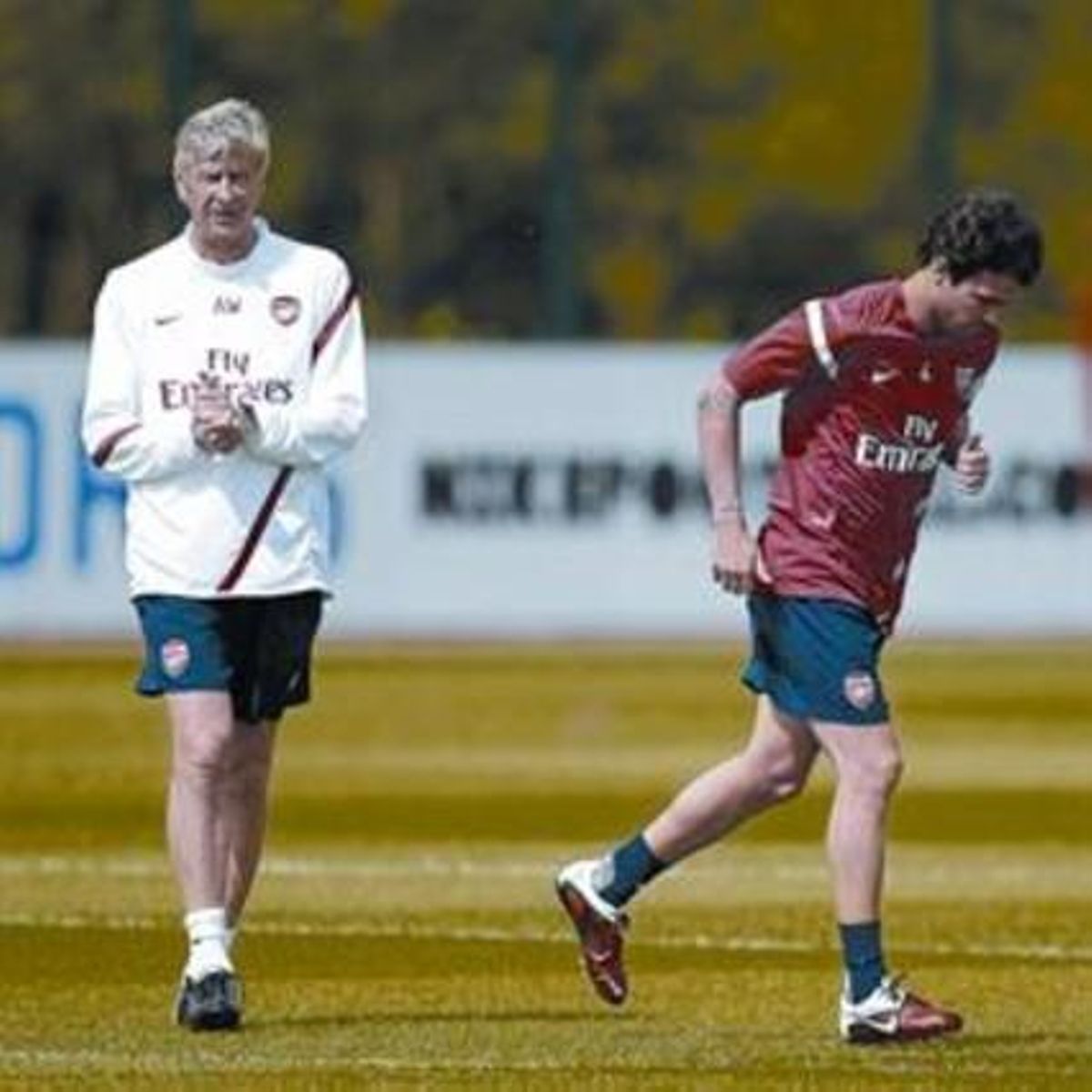 Separació 8 Wenger i Cesc, en un dels últims entrenaments de l’Arsenal, el dia 5 passat. Separació 8 Wenger i Cesc, en un dels últims entrenaments de l’Arsenal, el dia 5 passat.