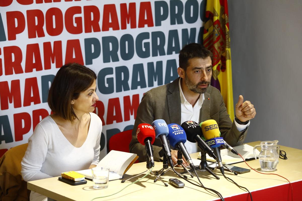 El líder de IU en Aragón, Álvaro Sanz, y la eurodiputada Sira Rego.