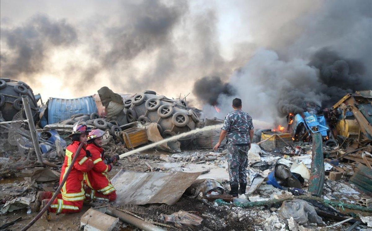 Bomberos libaneses trabajan en la zona de la explosión, en el puerto de la ciudad.