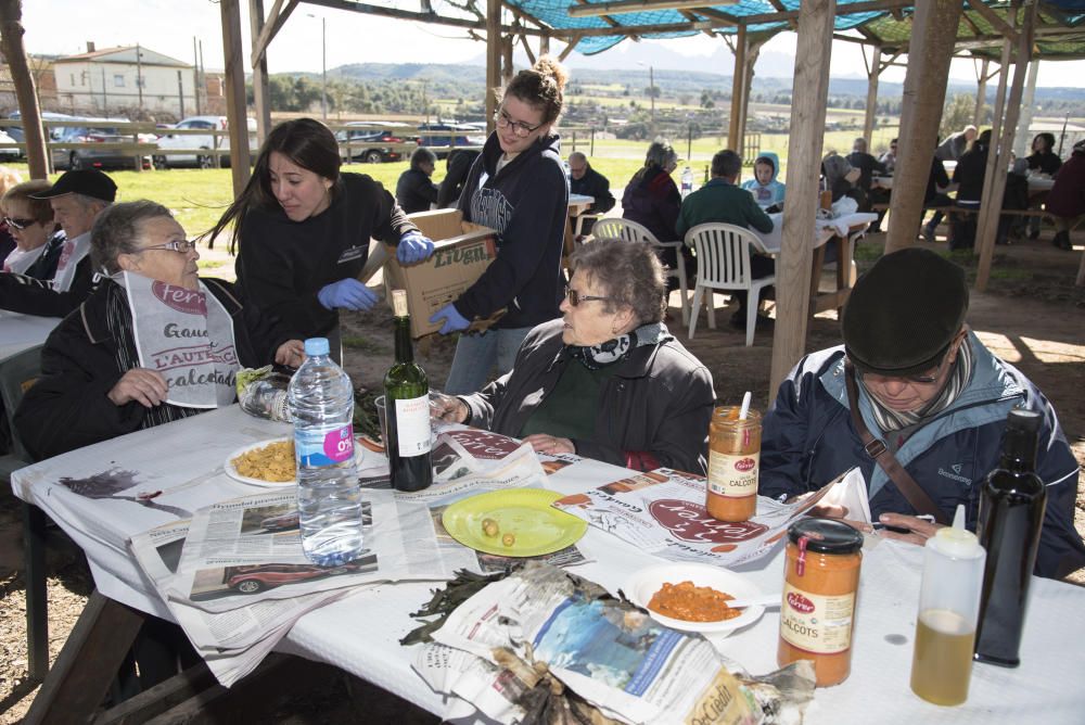 Famílies vingudes d''arreu de la Catalunya central i també de fora comparteixen àpat a Manresa amb productes de la terra