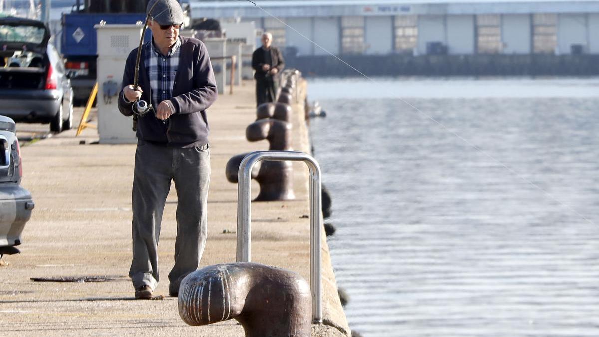 Un pescador recreativo en Vigo. // José Lores