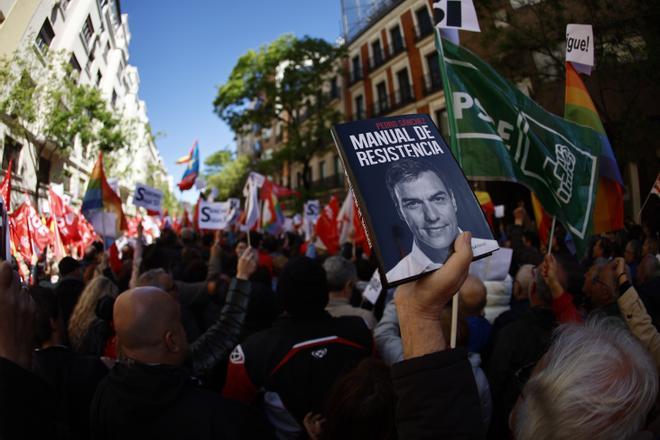 Simpatizantes trasladan su apoyo a Sánchez en los alrededores de Ferraz