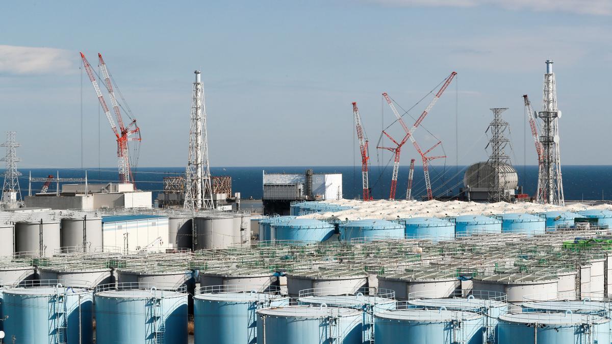 Contenedores para almacenar el agua radioactiva junto a la central nuclear de Fukushima en Japón.