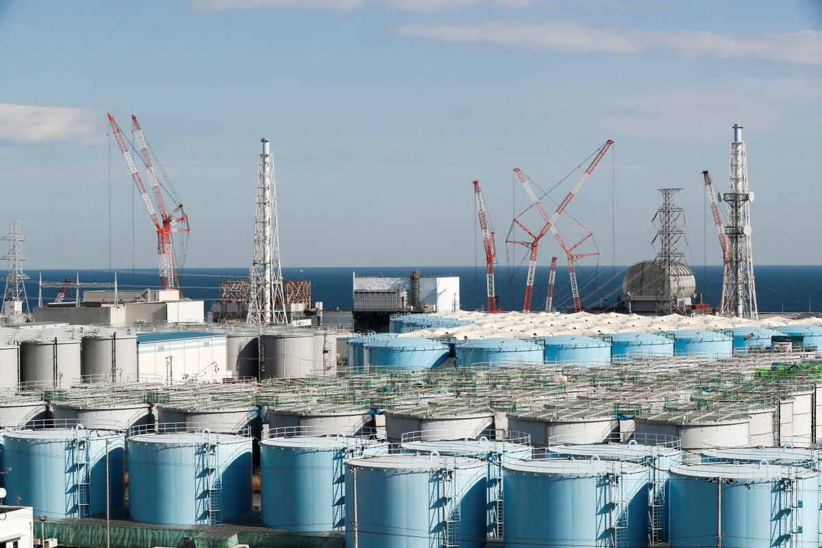 Contenedores para almacenar el agua radioactiva junto a la central nuclear de Fukushima en Japón.