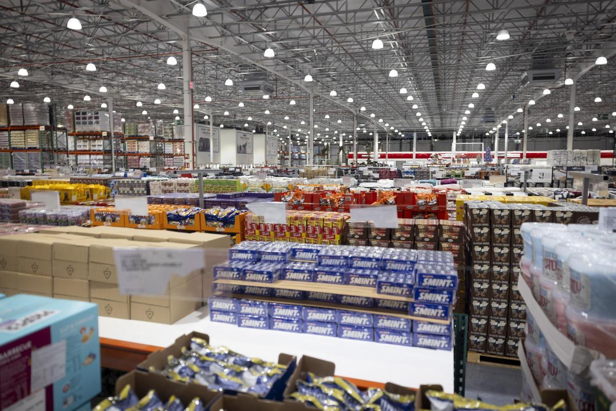 En imágenes | Los secretos del híper de Costco en Zaragoza: formatos XXL, precios bajos y hasta lingotes de oro
