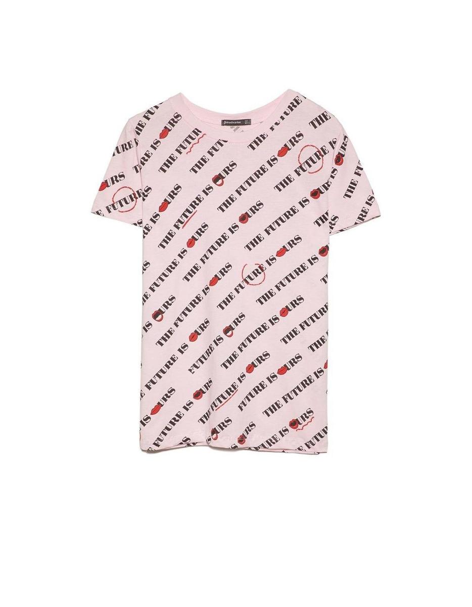 Camiseta de manga corta con mensaje de Stradivarius. (Precio: 5, 99 euros)