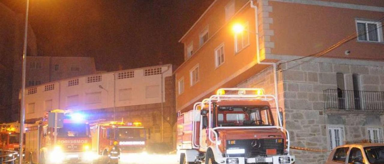 Incendio en la calle Oliveira, Poio, al que no se movilizó a los bomberos pese a estar a 900 metros. // N. P.