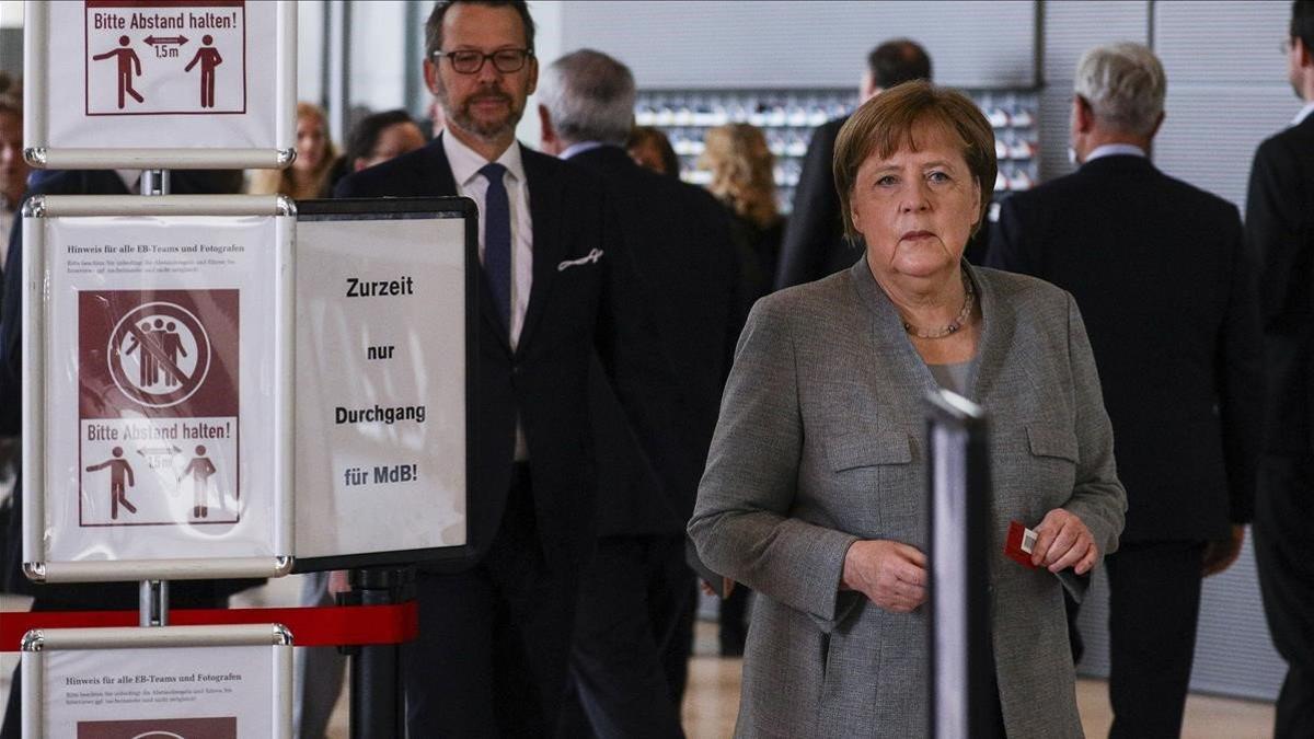 Merkel espera para votar sobre las medidas de salud a adoptar en Alemania en el Parlamento, el 14 de mayo del 2020