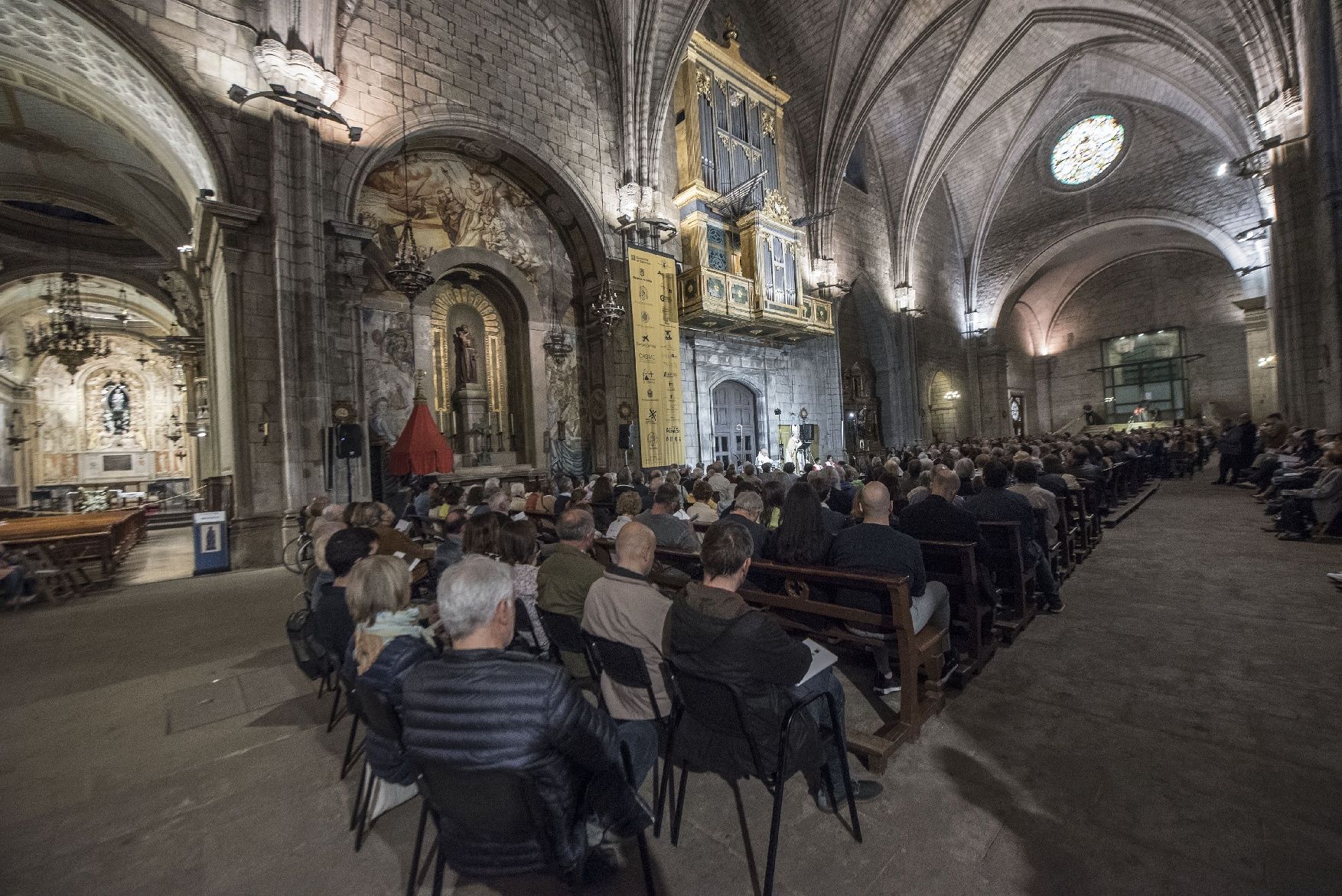 Una catedral plena a vessar dona la benvinguda al renovat orgue de Solsona