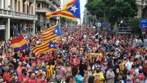  La manifestación de la Diada, a su paso por la Via Laietana, este sábado.