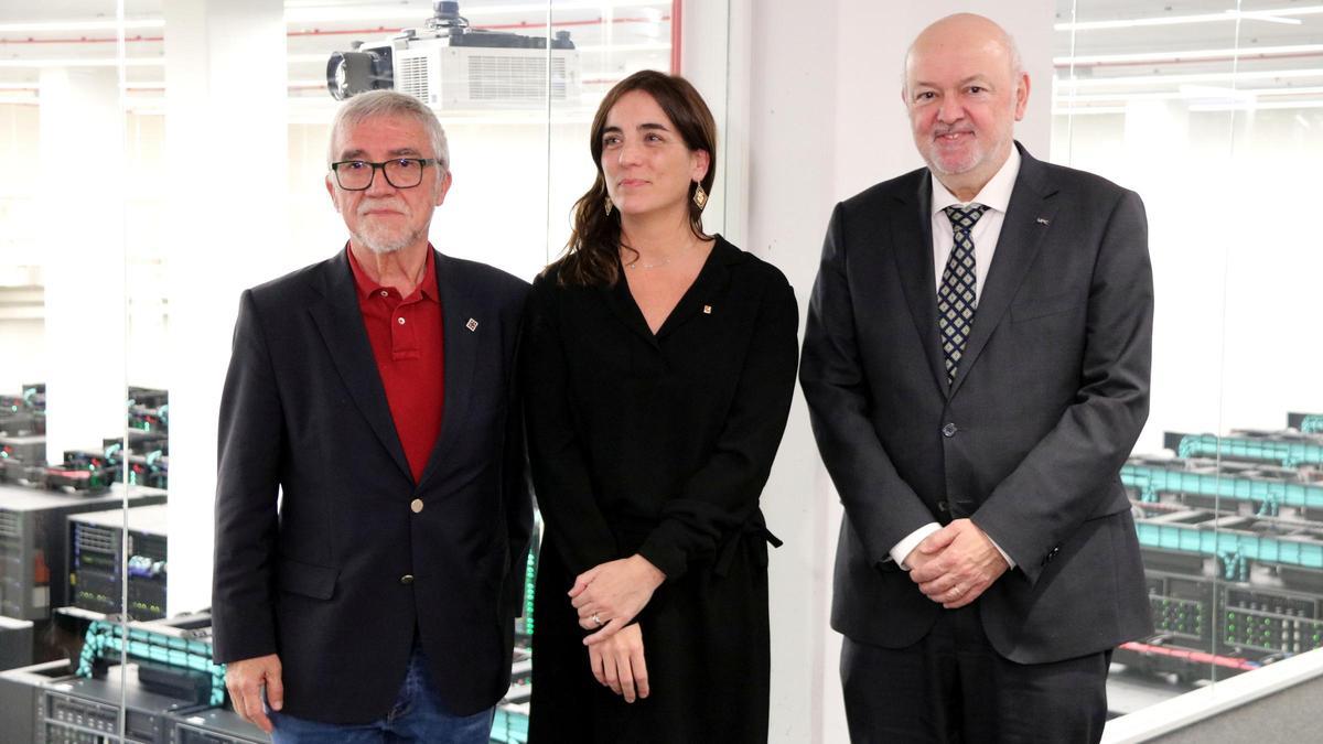 El director del (BSC-CNS), Mateo Valero; la consellera de Recerca i Universitats, Núria Montserrat; y el rector de la UPC, Daniel Crespo.