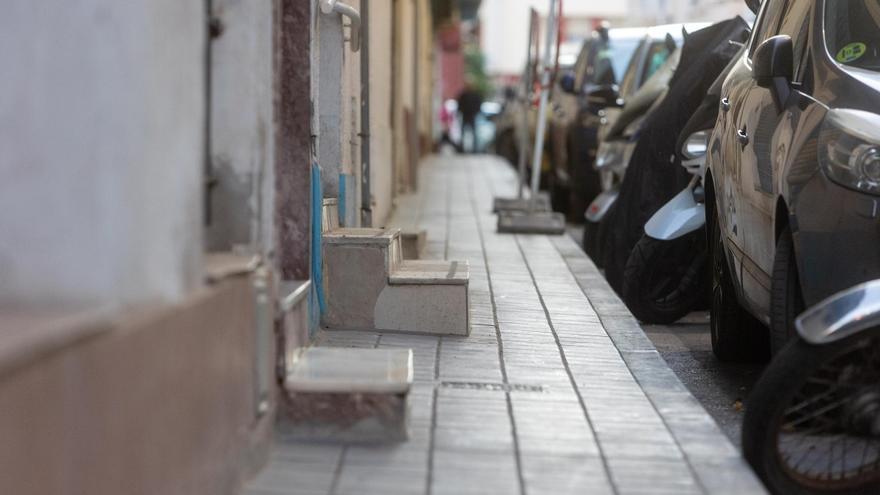 Unos escalones que obstaculizan el paso a las personas mayores y con discapacidad en Alicante