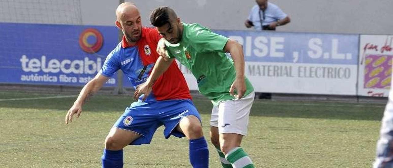 Cristian pelea un balón con Dani López (Langreo).