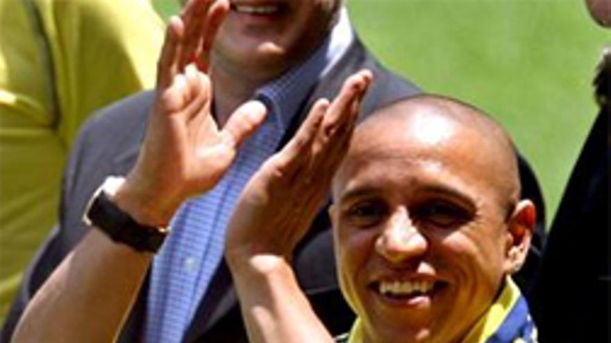 Roberto Carlos ya luce de amarillo y azul