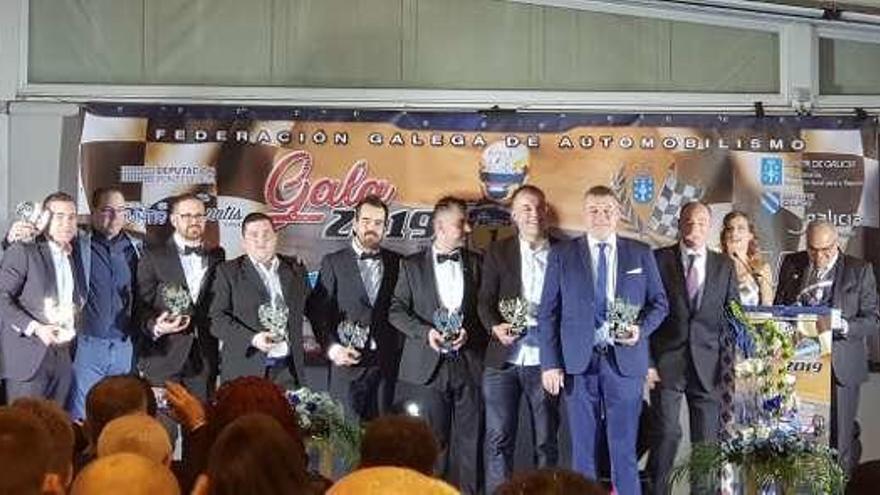 Foto de familia de los premiados en la gala. // FdV