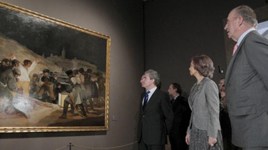 Los Reyes y el ministro de Cultura, César Antonio Molina (i), contemplan ´Los fusilamientos del 3 de mayo´, una de las obras incluidas en la exposición &quot;Goya en tiempos de guerra&quot;, en el Museo del Prado, que se centra en los dos grandes lienzos que este maestro de la pintura hizo sobre el 2 y el 3 de mayo de 1808.
