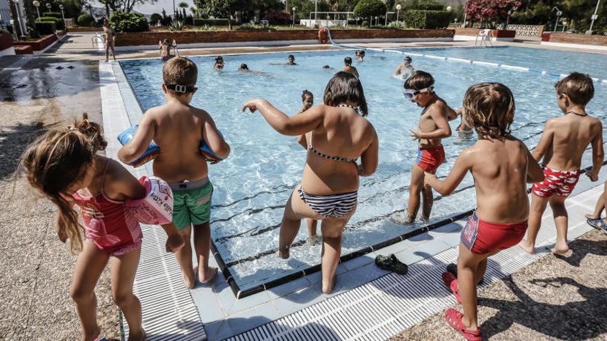 Crecen los usuarios en las piscinas municipales de Elda
