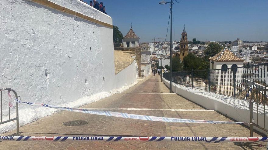 La hoguera se quema esta noche de San Juan y está ubicada junto a la plaza del Ayuntamiento y la iglesia