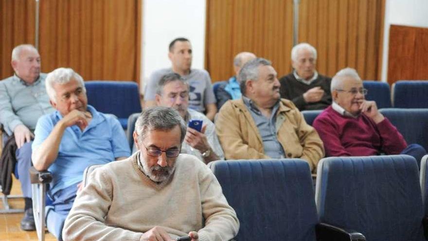 Socios en la asamblea celebrada el pasado lunes en el Liceo Casino de Vilagarcía. // Iñaki Abella