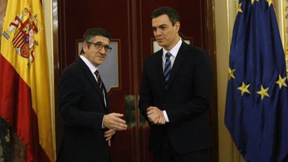 El presidente del Congreso, Patxi López, y el secretario general del PSOE, Pedro Sánchez, ayer.