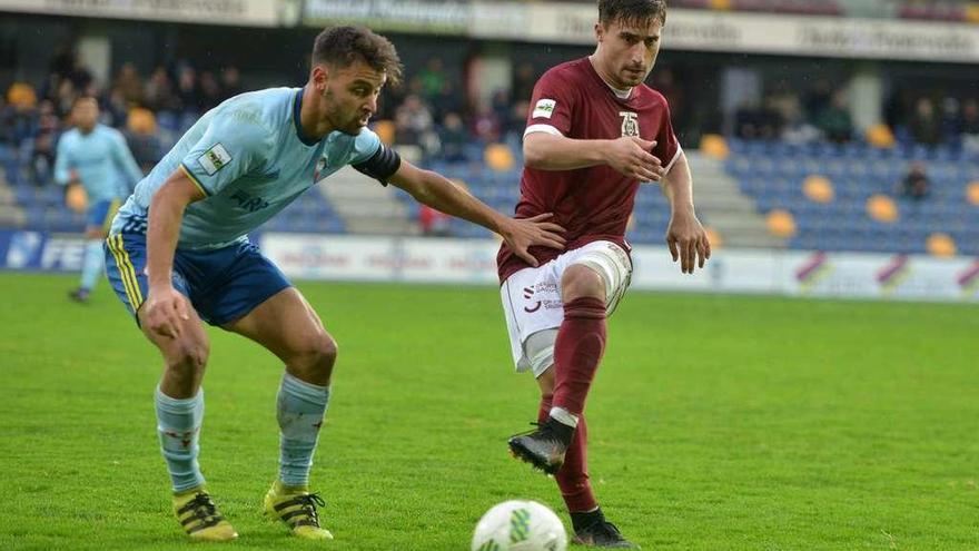 El capitán céltico Kevin marca al granate Mouriño, formado en el Celta y el Coruxo. // Gustavo Santos