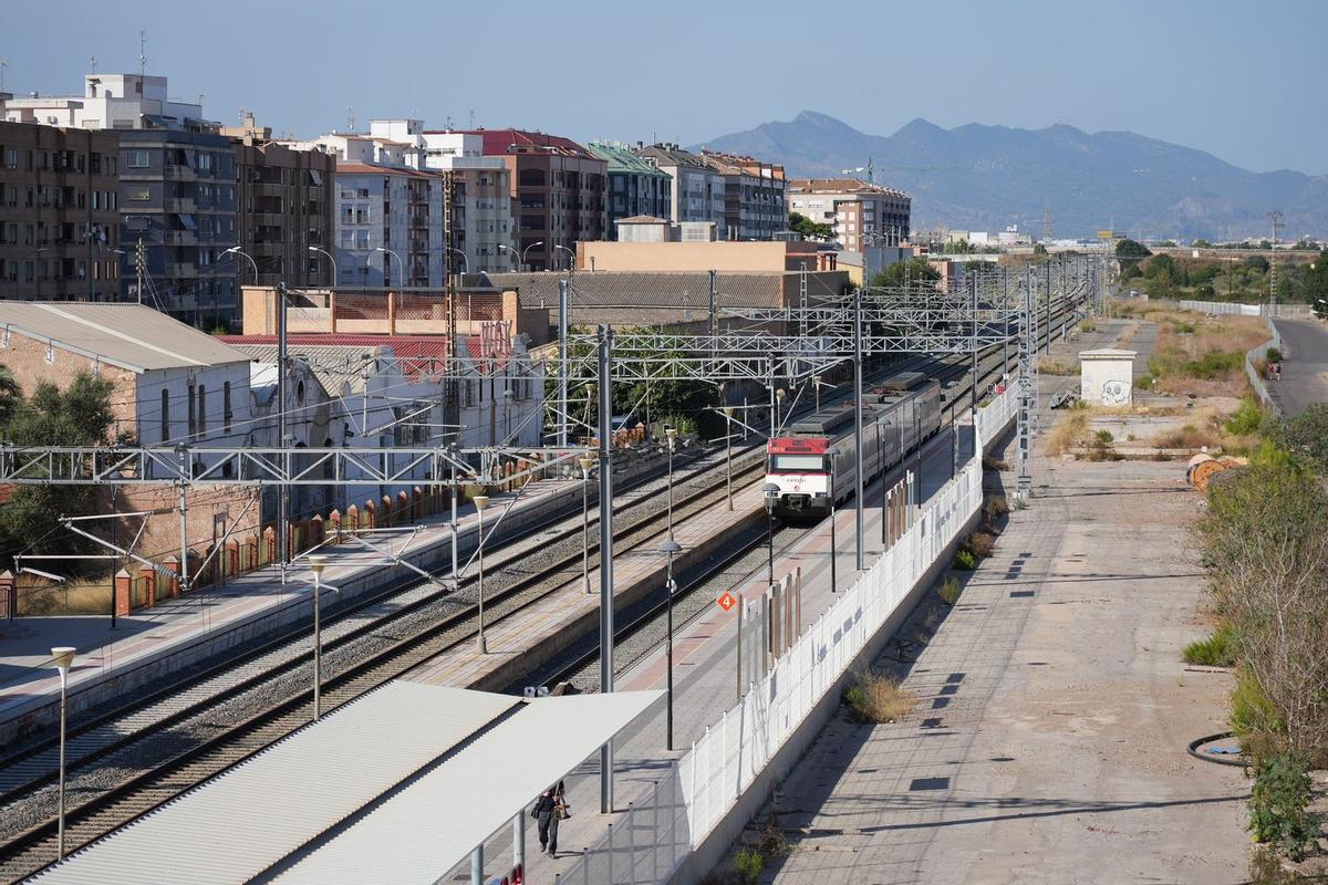 El estudio encargado por el Ayuntamiento de Vila-real apuesta por un soterramiento de la vía algo más al este del trazado actual.