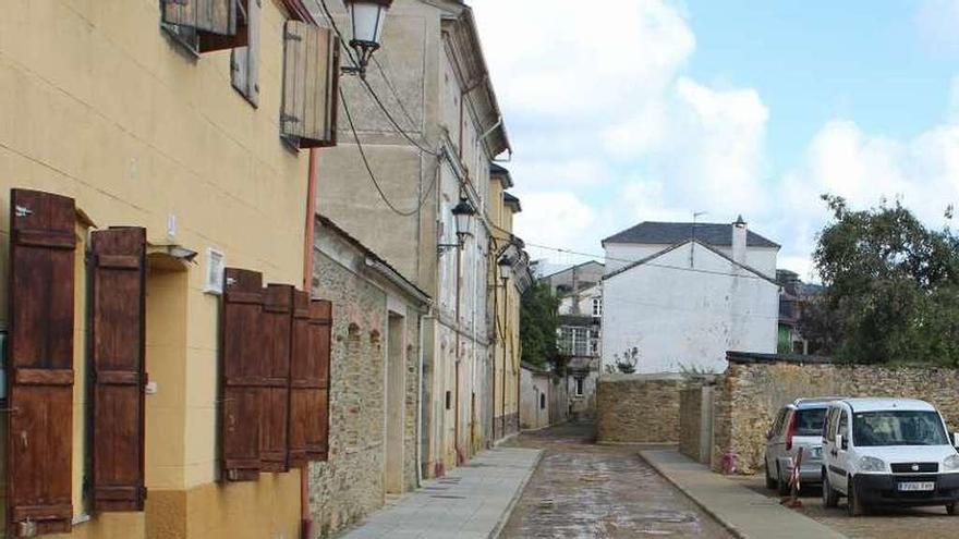 La calle Campomanes de Figueras, a principios de semana, antes del rebacheo acometido ayer.