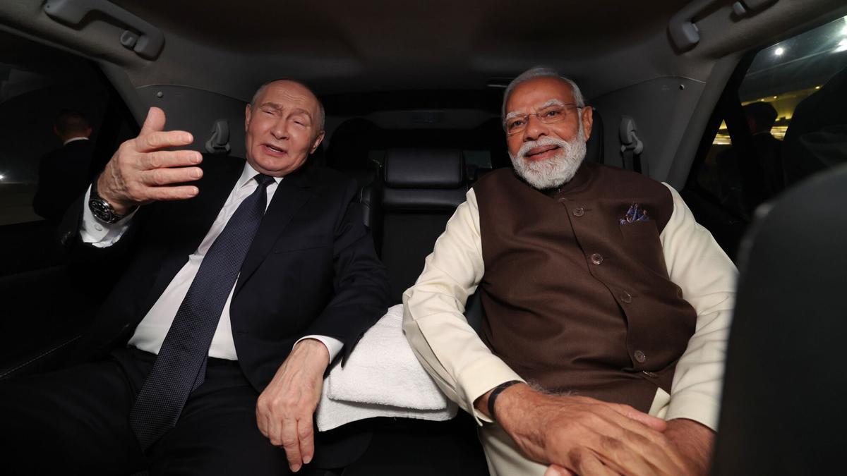 El presidente ruso, Vladímir Putin, y el primer ministro indio, Narendra Modi, comparten coche tras la llegada del primero a Nueva Delhi, este jueves.